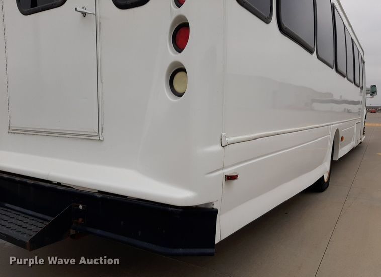 image for item DP2704 2009 Ford F650 Super Duty shuttle bus