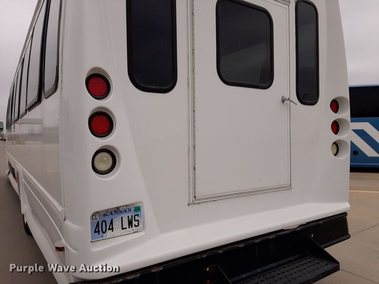 image for item DP2704 2009 Ford F650 Super Duty shuttle bus