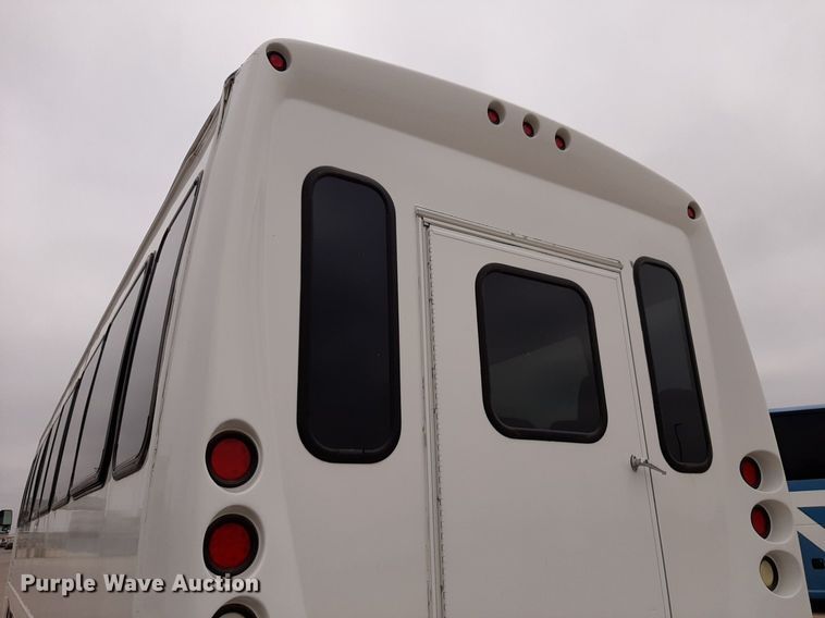 image for item DP2704 2009 Ford F650 Super Duty shuttle bus