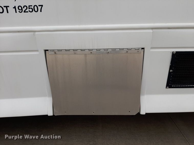 image for item DP2704 2009 Ford F650 Super Duty shuttle bus