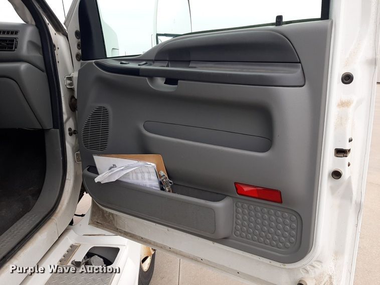 image for item DP2704 2009 Ford F650 Super Duty shuttle bus