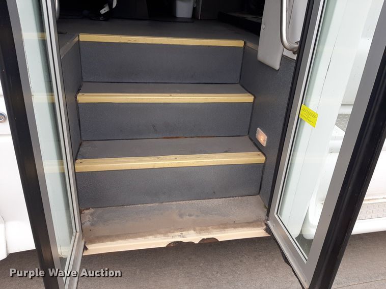 image for item DP2704 2009 Ford F650 Super Duty shuttle bus