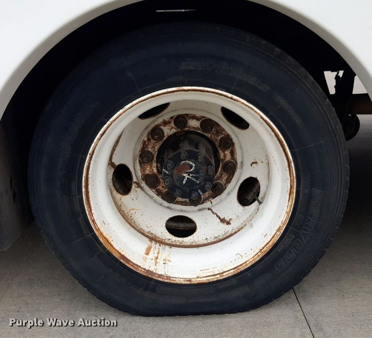 image for item DP2704 2009 Ford F650 Super Duty shuttle bus