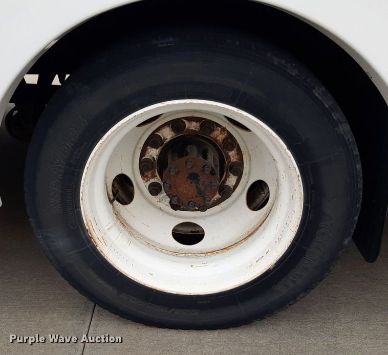 image for item DP2704 2009 Ford F650 Super Duty shuttle bus