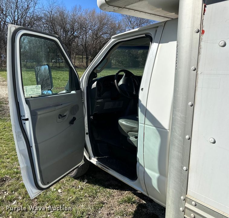 image for item DQ6416 2006 Ford E450 box truck