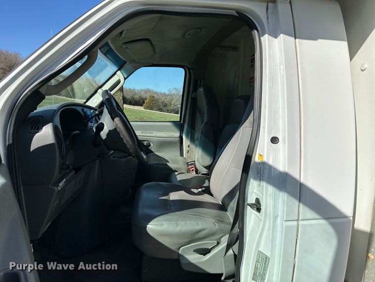 image for item DQ6416 2006 Ford E450 box truck