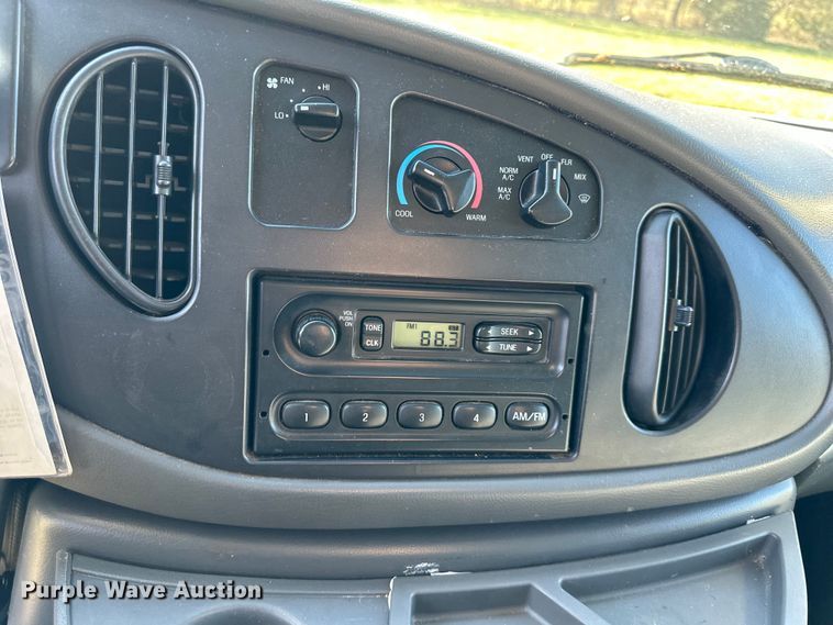 image for item DQ6416 2006 Ford E450 box truck