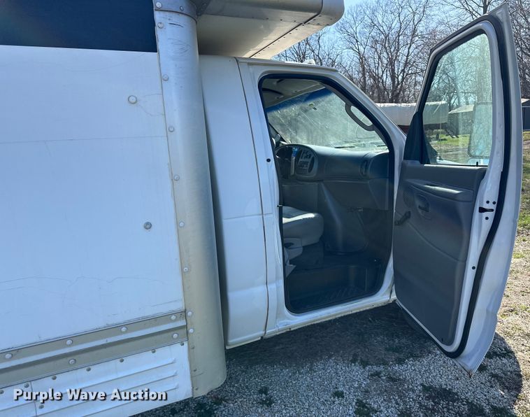 image for item DQ6416 2006 Ford E450 box truck