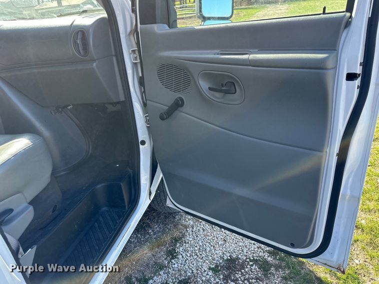 image for item DQ6416 2006 Ford E450 box truck