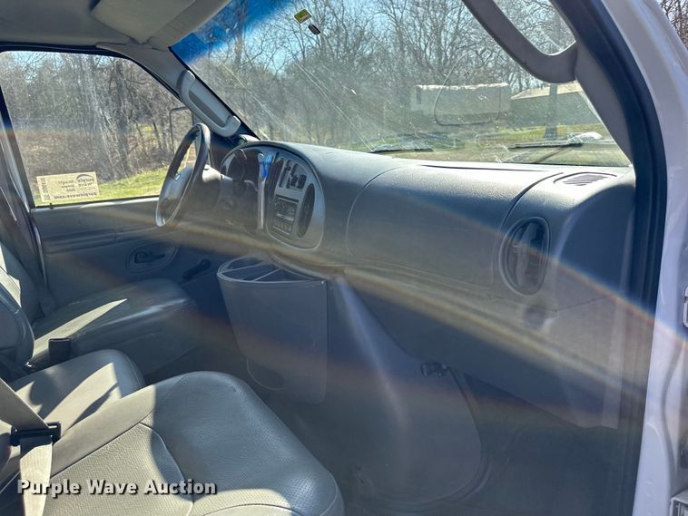 image for item DQ6416 2006 Ford E450 box truck