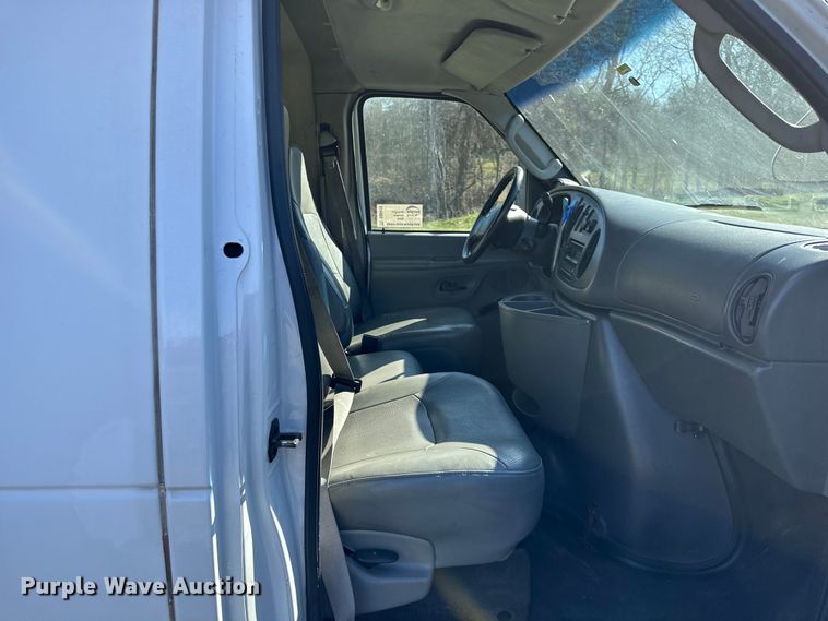 image for item DQ6416 2006 Ford E450 box truck