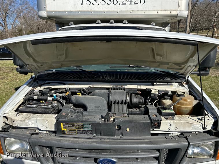 image for item DQ6416 2006 Ford E450 box truck