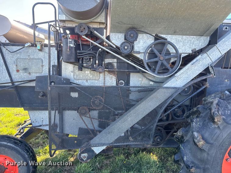 image for item DQ6752 Gleaner G combine