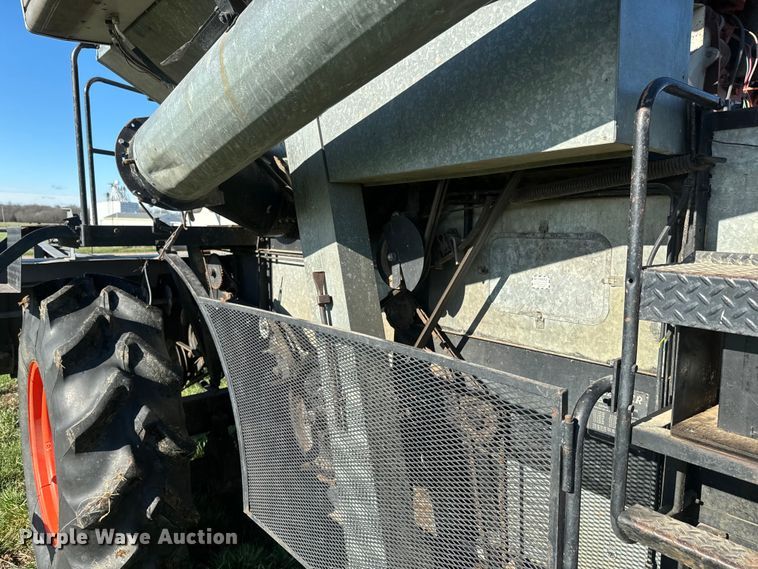 image for item DQ6752 Gleaner G combine