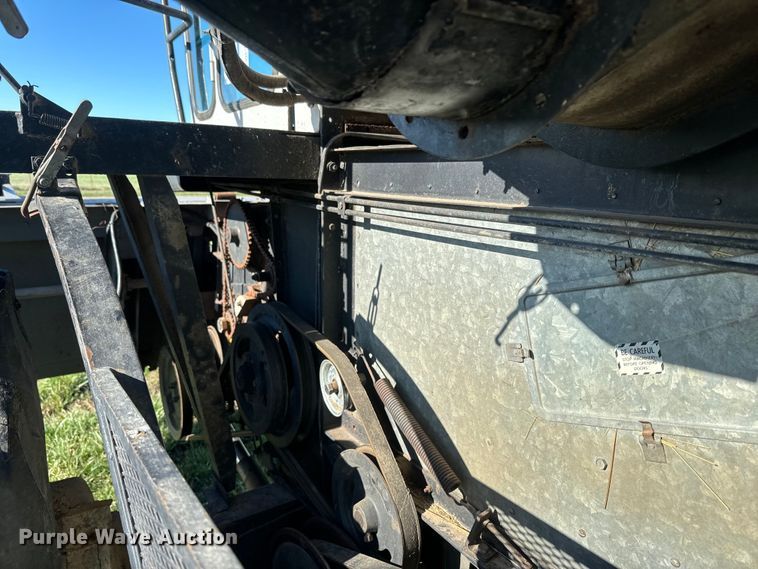 image for item DQ6752 Gleaner G combine