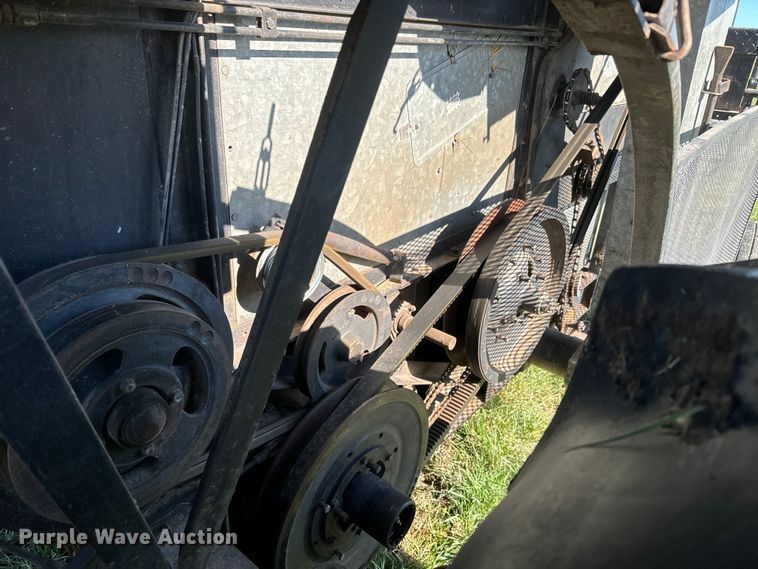 image for item DQ6752 Gleaner G combine