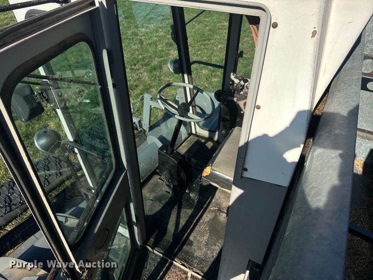 image for item DQ6752 Gleaner G combine