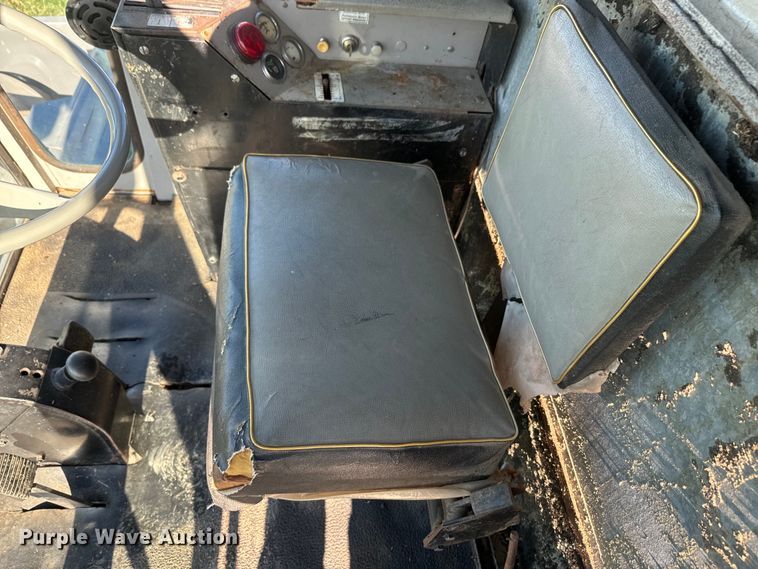 image for item DQ6752 Gleaner G combine