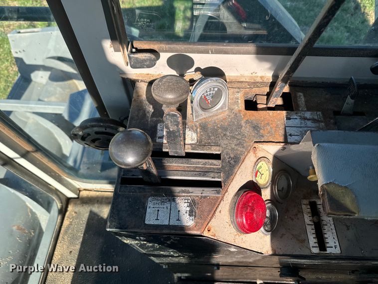 image for item DQ6752 Gleaner G combine