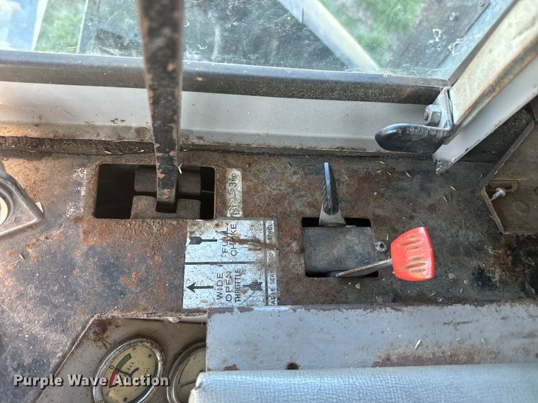 image for item DQ6752 Gleaner G combine