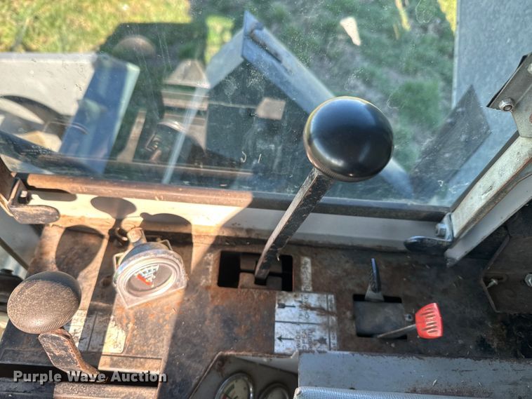 image for item DQ6752 Gleaner G combine