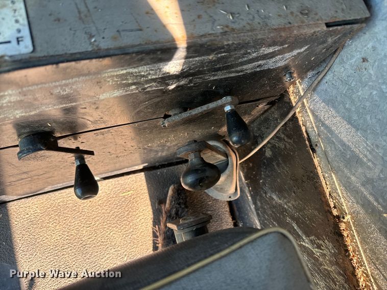 image for item DQ6752 Gleaner G combine