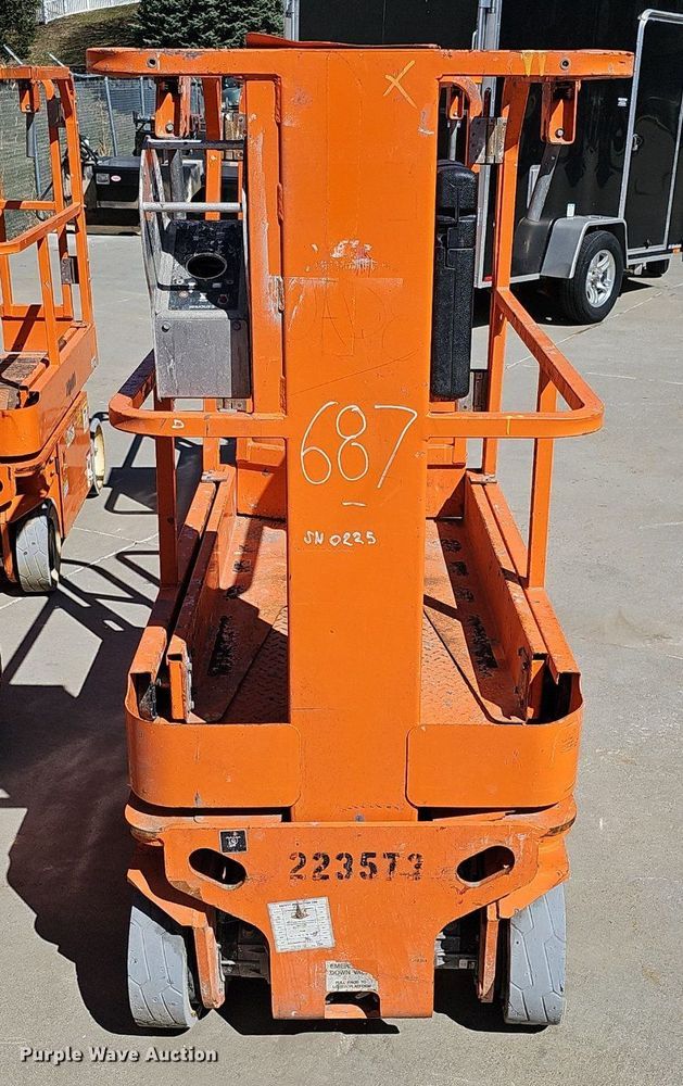 image for item DQ8609 (3) vertical lifts