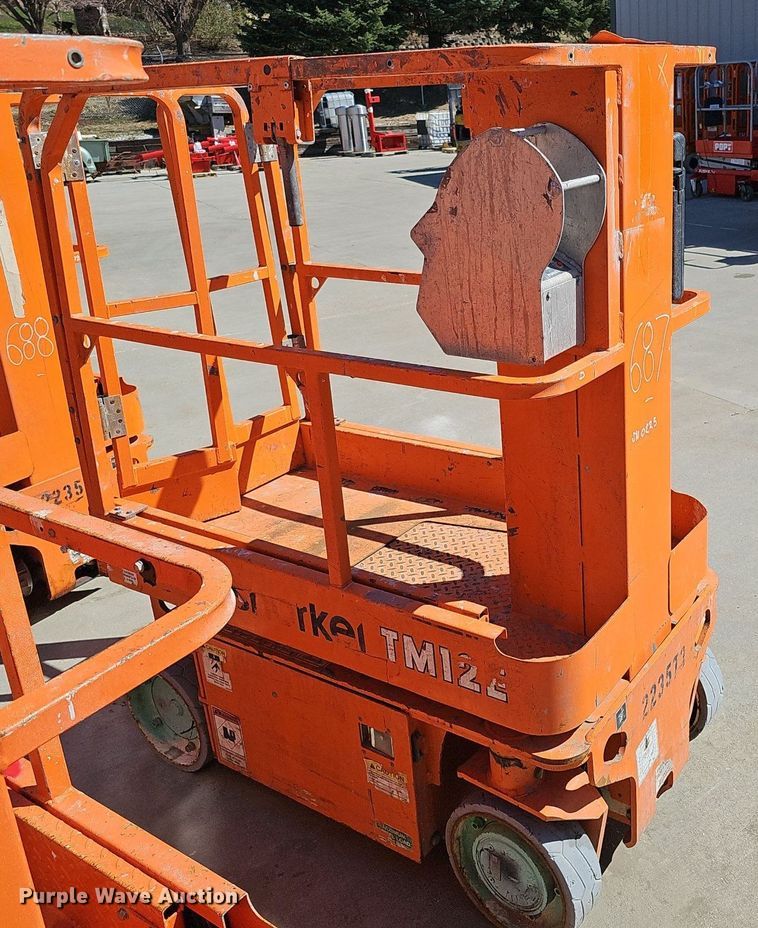 image for item DQ8609 (3) vertical lifts