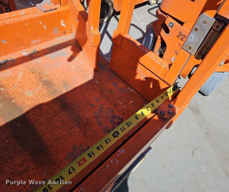 image for item DQ8609 (3) vertical lifts