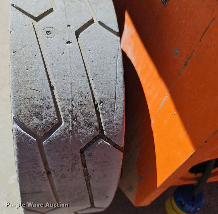 image for item DQ8609 (3) vertical lifts