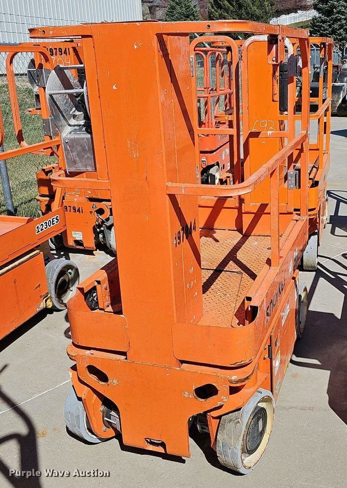 image for item DQ8609 (3) vertical lifts