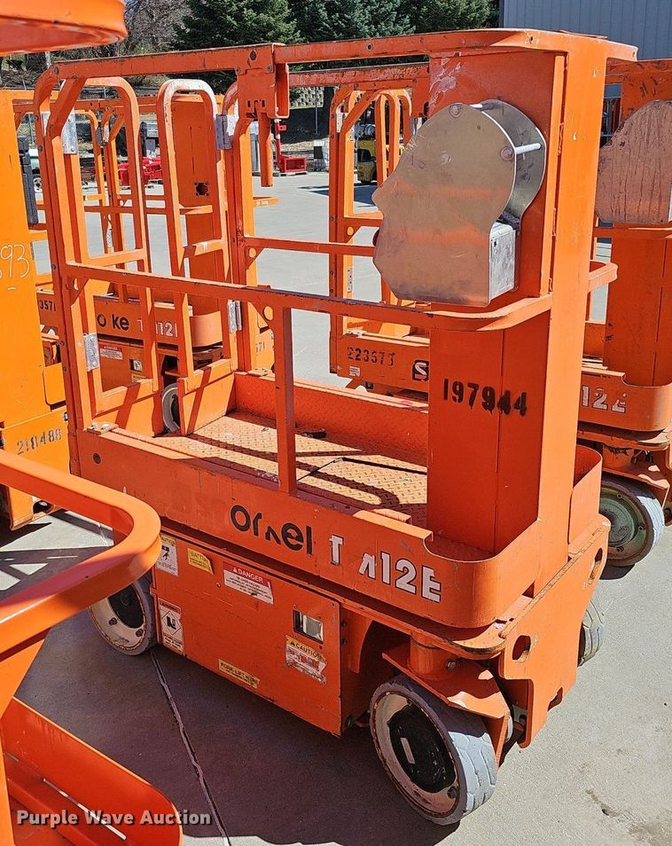 image for item DQ8609 (3) vertical lifts