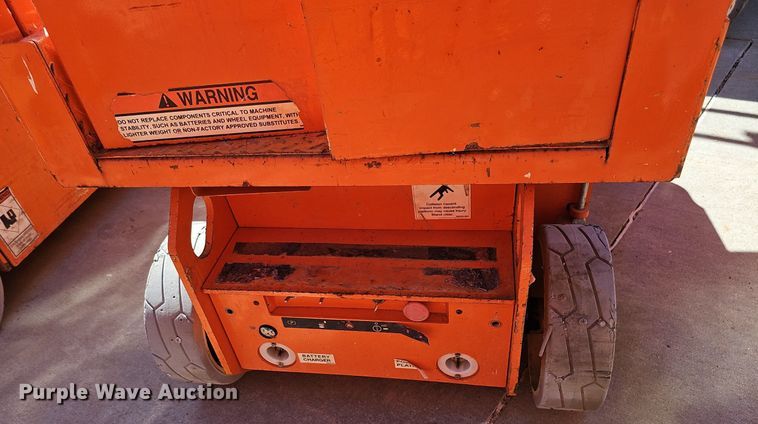 image for item DQ8609 (3) vertical lifts