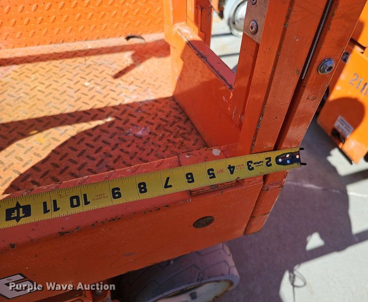 image for item DQ8609 (3) vertical lifts