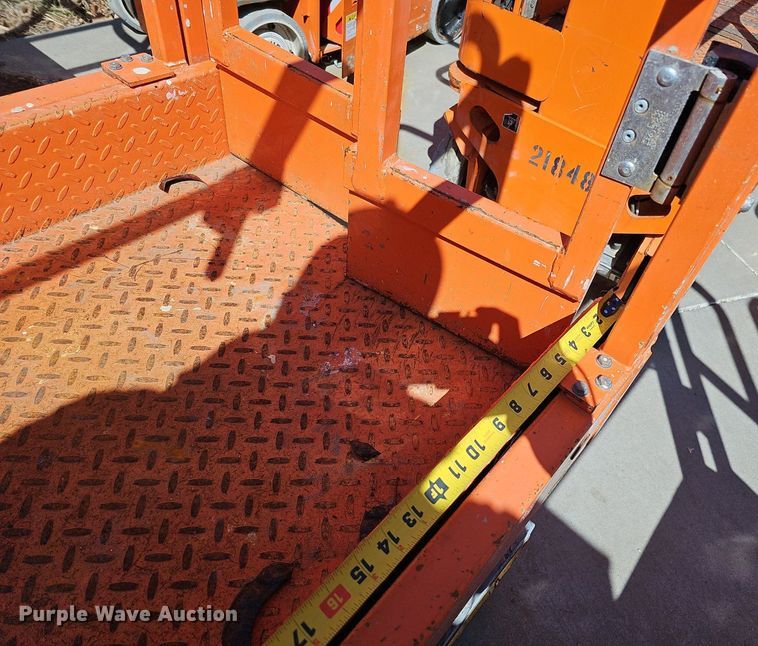 image for item DQ8609 (3) vertical lifts