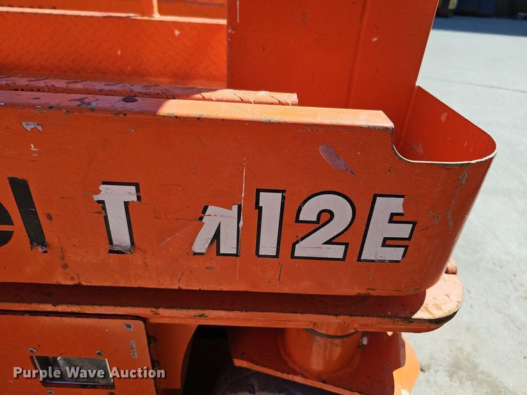 image for item DQ8609 (3) vertical lifts