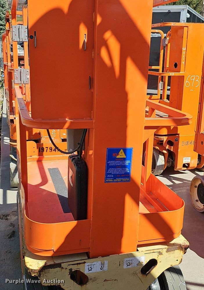 image for item DQ8609 (3) vertical lifts