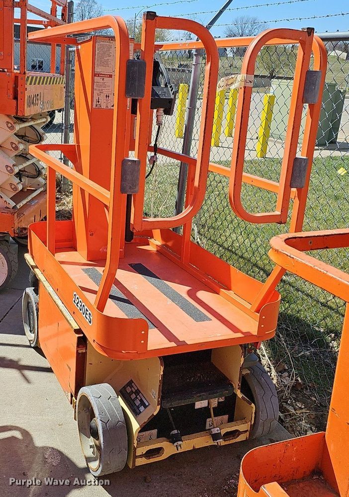 image for item DQ8609 (3) vertical lifts