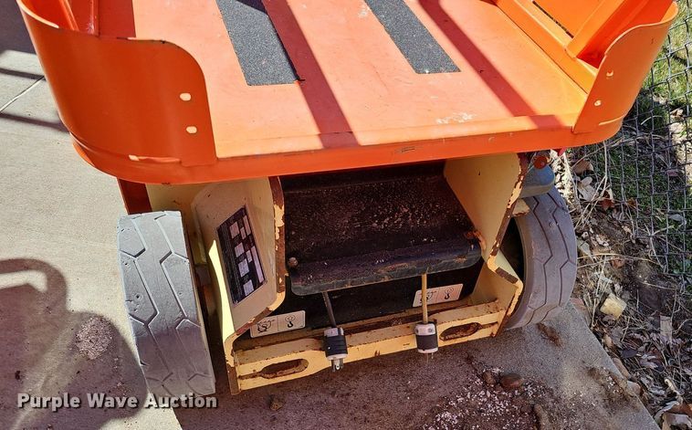 image for item DQ8609 (3) vertical lifts