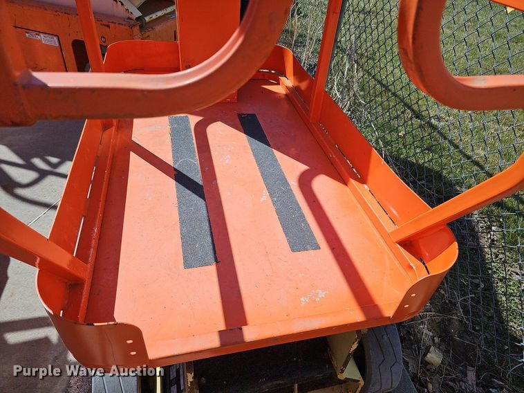 image for item DQ8609 (3) vertical lifts