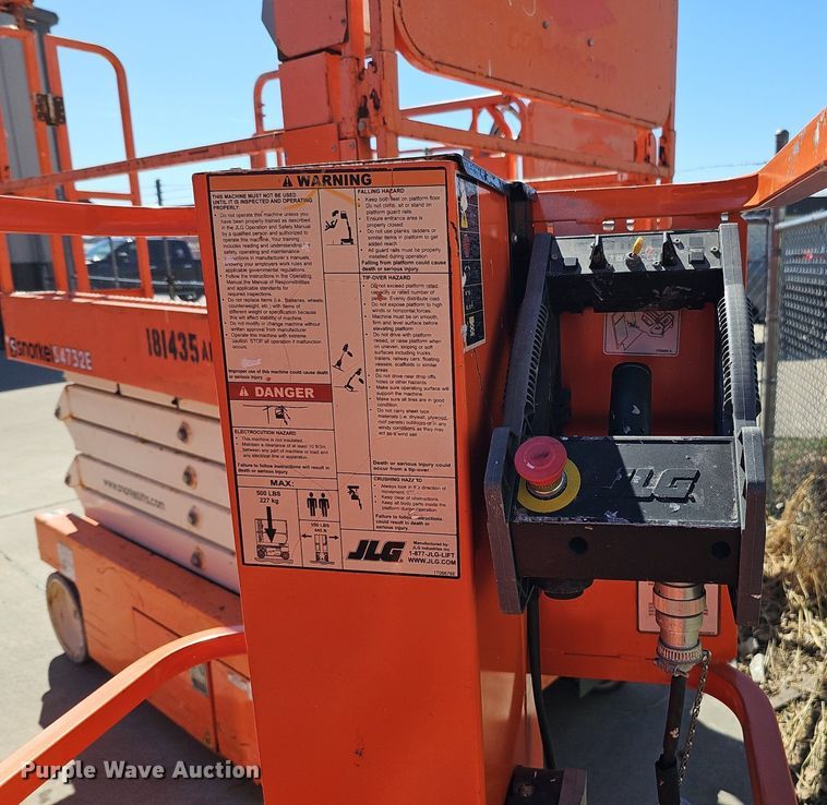 image for item DQ8609 (3) vertical lifts