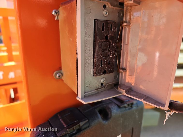 image for item DQ8609 (3) vertical lifts