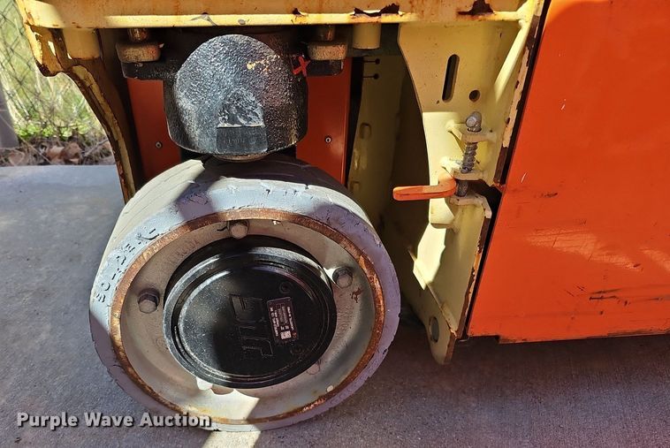 image for item DQ8609 (3) vertical lifts