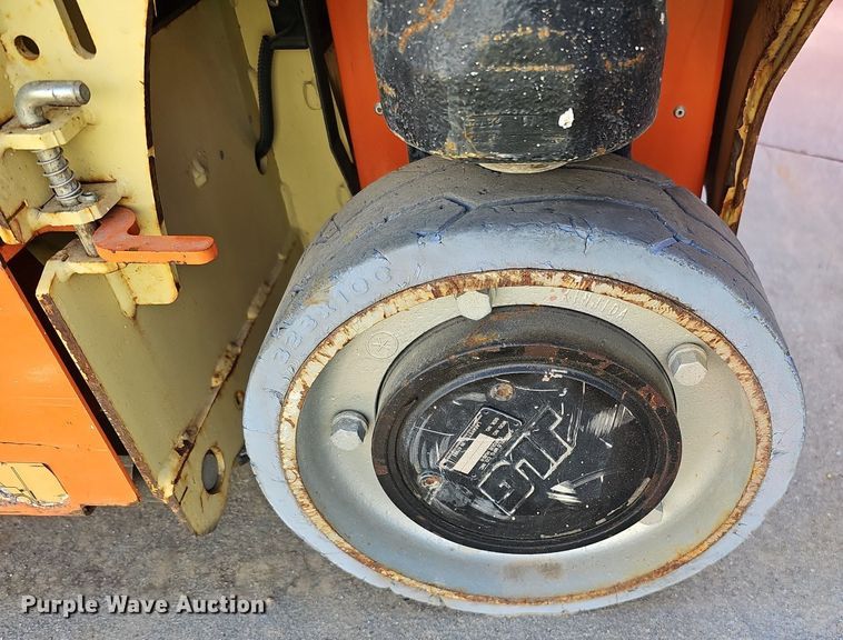 image for item DQ8609 (3) vertical lifts