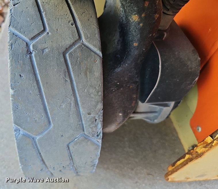 image for item DQ8609 (3) vertical lifts