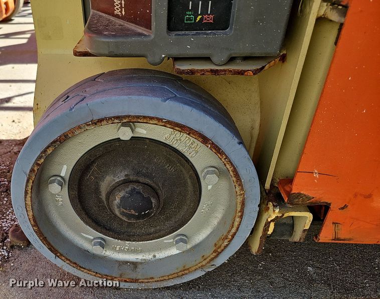 image for item DQ8609 (3) vertical lifts