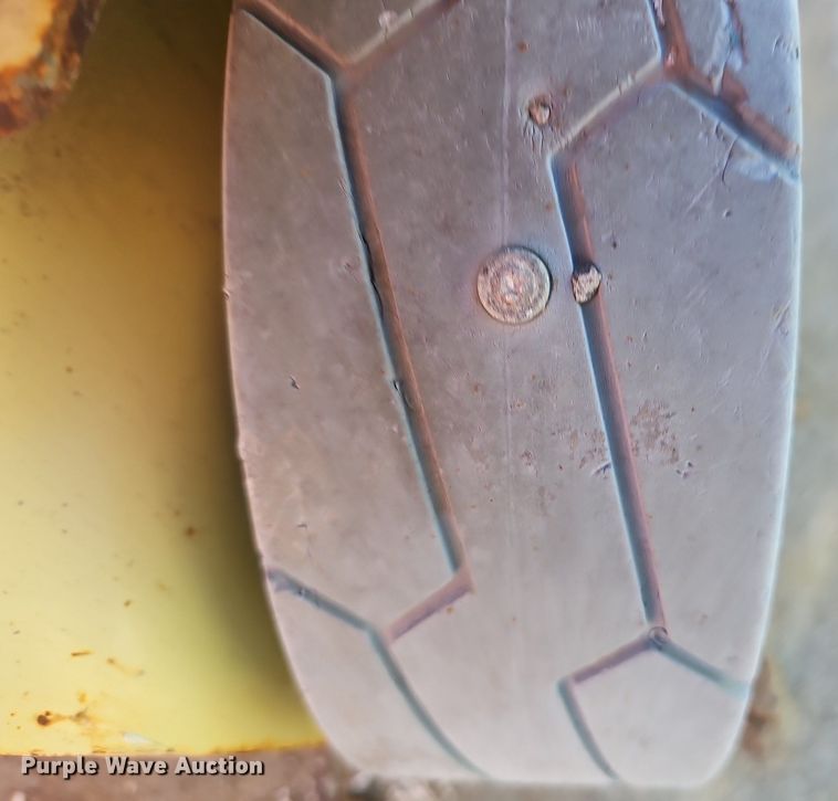 image for item DQ8609 (3) vertical lifts