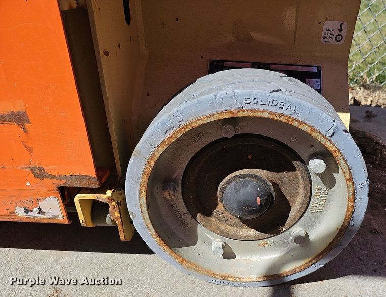 image for item DQ8609 (3) vertical lifts