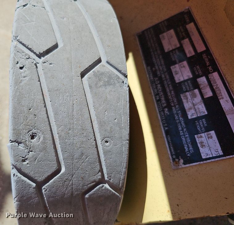 image for item DQ8609 (3) vertical lifts