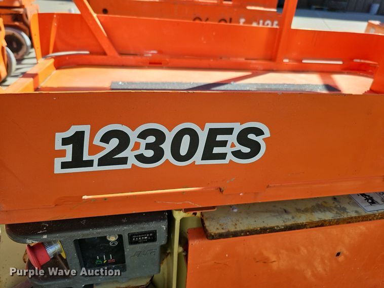 image for item DQ8609 (3) vertical lifts